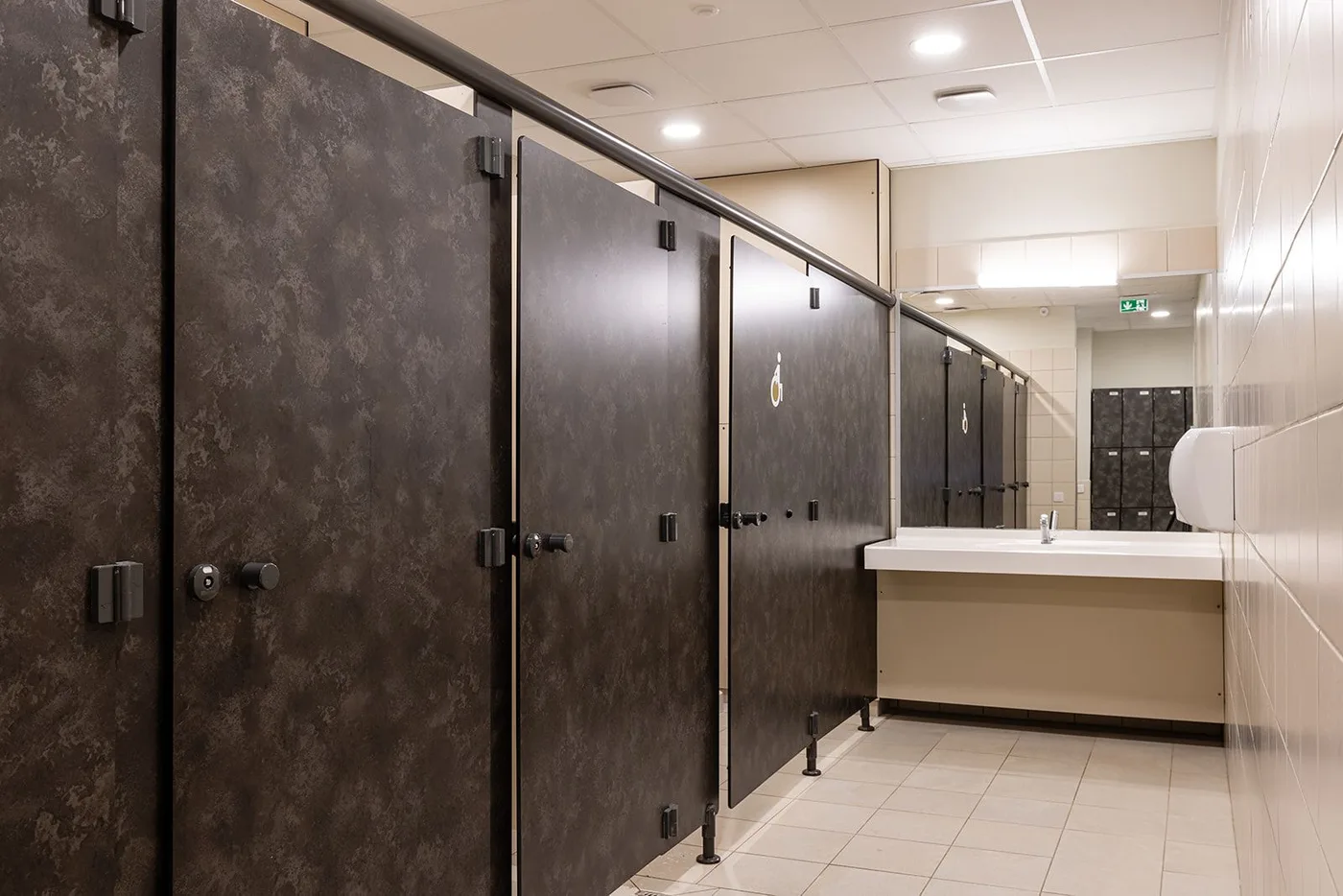 Sanitaires professionnels entretenus : cabines, lavabos et sols